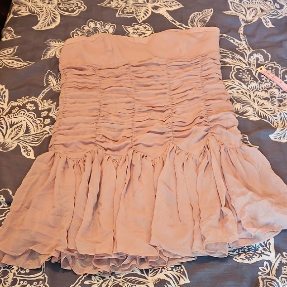 Elegant Strapless Ruffled Dress - Picture 1 of 12